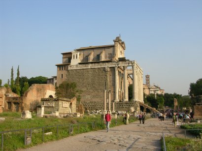 Tempel des Antoninus Pius und der Faustina  Seitenansicht